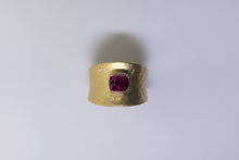 Load image into Gallery viewer, Toby Pomeroy Vale With Pink Sapphire