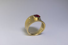 Load image into Gallery viewer, Toby Pomeroy Vale With Pink Sapphire