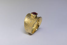 Load image into Gallery viewer, Toby Pomeroy Vale With Pink Sapphire