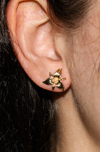 Load image into Gallery viewer, Trillium Flower Earrings