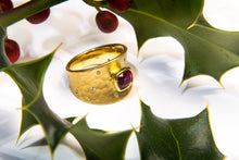 Load image into Gallery viewer, Toby Pomeroy Vale With Pink Sapphire