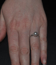 Load image into Gallery viewer, White Gold Pearl Ring
