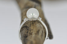 Load image into Gallery viewer, White Gold Pearl Ring