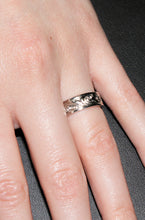 Load image into Gallery viewer, White Gold Swirl Wedding Band