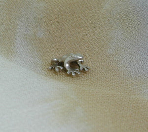Frog earrings in white gold