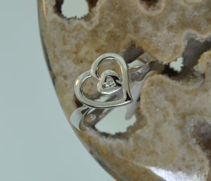 Heart-shaped 14KW gold Ring with diamond