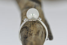 Load image into Gallery viewer, White Gold Pearl Ring
